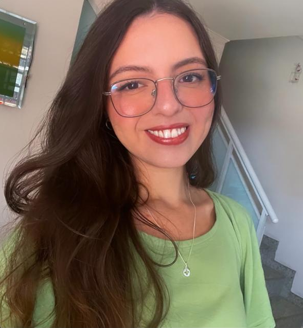 Bruna Borges, psicóloga clínica, sorrindo em ambiente acolhedor